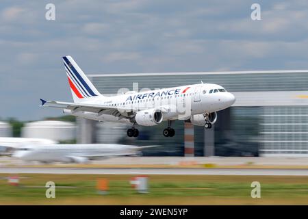 München, Deutschland - Juli 06. 2023 : Air France Airbus A318-111 mit der Flugzeugnummer F-GUGO bei der Landung auf der Südbahn 08R der Mu Stockfoto