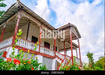 Kolonialholzhaus in varadero, kuba Stockfoto