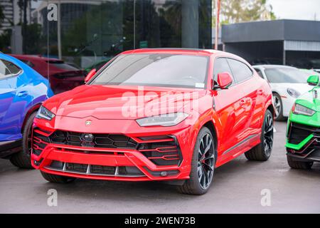 Miami, FL, USA - 25. Januar 2024: Red Lamborghini Urus SUV Stockfoto