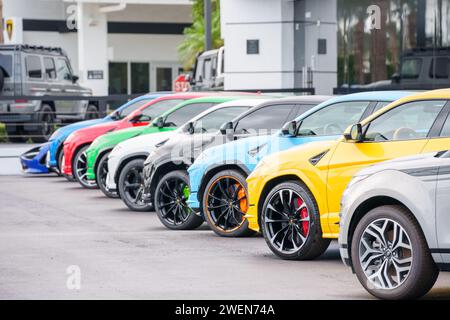 Miami, FL, USA - 25. Januar 2024: Reihe neuer Lamborghinis zum Verkauf Stockfoto