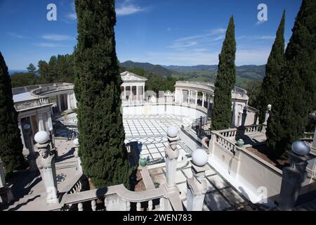 Hearst Castle, früher bekannt als La Cuesta Encantada („der verzauberte Hügel“), ist ein historisches Anwesen in San Simeon, Zentralkalifornien Stockfoto