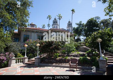 Hearst Castle, früher bekannt als La Cuesta Encantada („der verzauberte Hügel“), ist ein historisches Anwesen in San Simeon, Zentralkalifornien Stockfoto