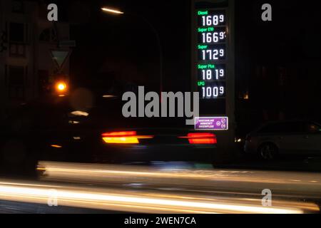 Oldenburg, Deutschland. November 2023. Die Kraftstoffpreise leuchten auf der Anzeigetafel einer Tankstelle auf, wenn Autos vorbeifahren. Quelle: Sarah Knorr/dpa/Alamy Live News Stockfoto