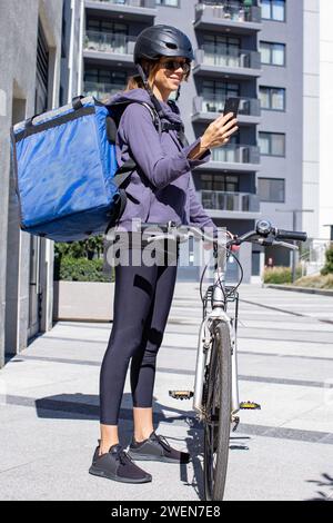 Frau, die Bestellung entgegennimmt Stockfoto