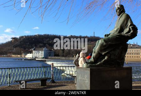 Statue des Komponisten Bedrich Smetana vor dem Nationalmuseum - Bedrich Smetana Museum, untergebracht im Neorenaissance-Gebäude der ehemaligen Altstadt Wa Stockfoto