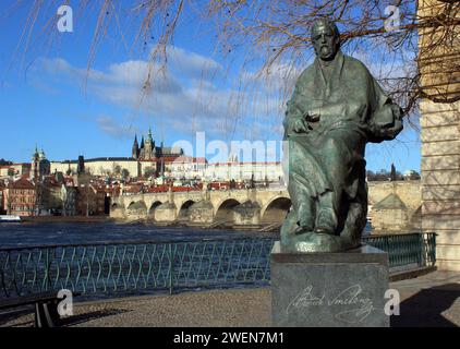 Statue des Komponisten Bedrich Smetana vor dem Nationalmuseum - Bedrich Smetana Museum, untergebracht im Neorenaissance-Gebäude der ehemaligen Altstadt Wa Stockfoto