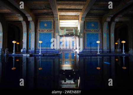 Hearst Castle, früher bekannt als La Cuesta Encantada („der verzauberte Hügel“), ist ein historisches Anwesen in San Simeon, Zentralkalifornien Stockfoto