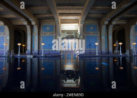 Hearst Castle, früher bekannt als La Cuesta Encantada („der verzauberte Hügel“), ist ein historisches Anwesen in San Simeon, Zentralkalifornien Stockfoto