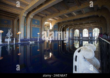 Hearst Castle, früher bekannt als La Cuesta Encantada („der verzauberte Hügel“), ist ein historisches Anwesen in San Simeon, Zentralkalifornien Stockfoto