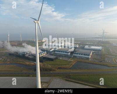 SustainableClimateVisuals Datacenter mit nachhaltiger Energie aus Windturbinen. Eemshaven, Niederlande. Drohnenansicht aus der Luft. Stockfoto