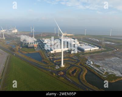 SustainableClimateVisuals Datacenter mit nachhaltiger Energie aus Windturbinen. Eemshaven, Niederlande. Drohnenansicht aus der Luft. Stockfoto