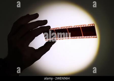 Silhouette einer Hand mit 35-mm-fotografischen Filmnegativen Stockfoto