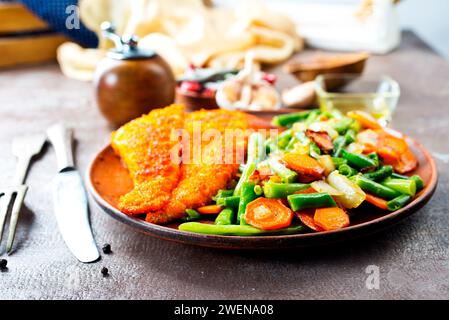 Frittiertes Fischfilet mit gemischtem Gemüse Stockfoto