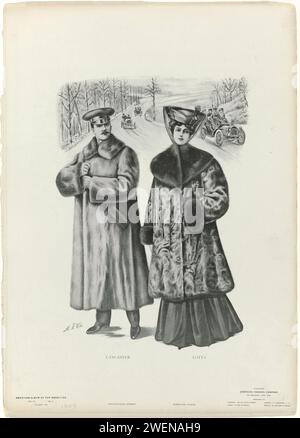 Amerikanisches Album der Fellneuheiten, Oktober 1904, Vol. XII, Nr. 8: Lancaster, Lotta, 1904 Ein Mann in einem Pelz mit flachem Kragen, Umladung und Handtasche. Eine Kappe auf dem Kopf. Flache Schuhe mit Absatz und Schnürung. Neben ihm geht eine Frau in einem Pelz, mit einem breiten Kragen und Manschetten aus anderen Pelzarten. Verschluss in der Mitte um vier Knoten. Auf dem Kopf ein Hut mit Aigrette und Voile. Eine Straße mit ein paar Autos im Hintergrund. Papierteller. Automobil. Straße, Pfad. Kopfbedeckung: Hut (+ Herrenkleidung). Mantel (+ Fell für Kleidung). Mantel (+ Damenkleidung). Mantel (+ Herrenkleidung). Kopfschutz: Hut (+ W Stockfoto