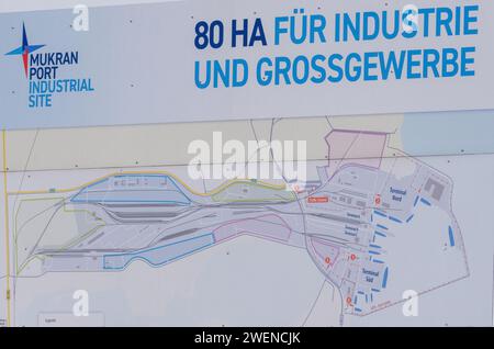 Lubmin, Deutschland. Januar 2024. Ansicht eines Bauplans im Hafen von Mukran. Auf dem Gelände wird das Energieterminal „Deutsche Ostsee“ errichtet. Das LNG-Terminal soll in diesem Winter nach den Vorstellungen der Investoren und der Bundesregierung betriebsbereit sein. Zunächst soll im Hafen Mukran ein Spezialschiff stationiert werden, um das mit dem Tankschiff gelieferte Flüssigerdgas wieder in Gas umzuwandeln und es dann über die 50 Kilometer lange Unterwasserleitung von Mukran auf der Insel Rügen in das deutsche Gasnetz bei Lubmin einzuspeisen. Quelle: Stefan sauer/dpa/Alamy Live News Stockfoto