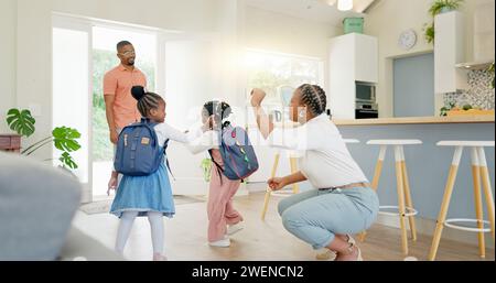 Schwarze Familie, Mutter und winken Kindern zu, die mit Liebe, Sorgfalt oder Zuneigung zur Schule gehen. Auf Wiedersehen, Eltern und Mädchen verlassen das Haus zum Kindergarten Stockfoto