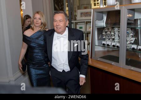 Sänger Roland Kaiser kommt mit Frau Silvia zum VIP Empfang des 13. Semperopernballes Dresden. *** Sänger Roland Kaiser kommt mit seiner Frau Silvia beim VIP-Empfang des 13. Semperoper Balles Dresden an Stockfoto