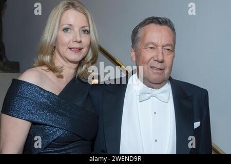 Sänger Roland Kaiser kommt mit Frau Silvia zum VIP Empfang des 13. Semperopernballes Dresden. *** Sänger Roland Kaiser kommt mit seiner Frau Silvia beim VIP-Empfang des 13. Semperoper Balles Dresden an Stockfoto