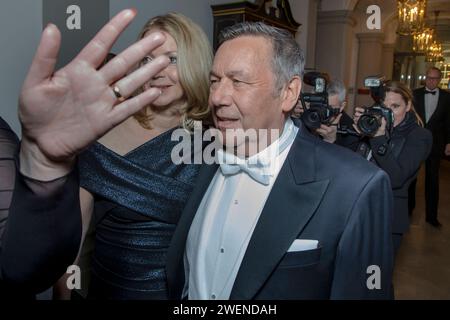 Sänger Roland Kaiser kommt mit Frau Silvia zum VIP Empfang des 13. Semperopernballes Dresden. *** Sänger Roland Kaiser kommt mit seiner Frau Silvia beim VIP-Empfang des 13. Semperoper Balles Dresden an Stockfoto