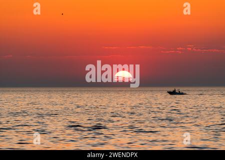 Spektakulärer Sonnenuntergang von der Küste von Piran an der Adria. Stockfoto