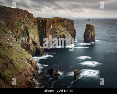 Die riesigen Sandsteinzippen von Stoura Pund mit den Drongs im Hintergrund. Stockfoto