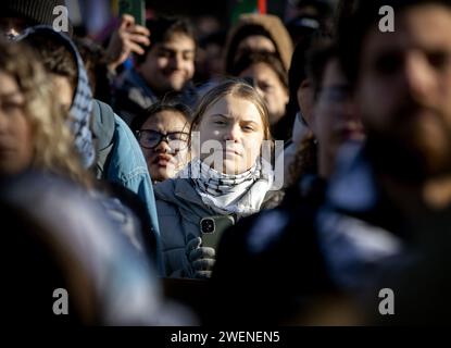 DEN HAAG - Greta Thunberg während einer Demonstration in Solidarität mit dem palästinensischen Volk und zur Unterstützung der südafrikanischen Sache während eines Urteils des Internationalen Gerichtshofs (ICJ) auf Antrag Südafrikas auf Sofortmaßnahmen für Gaza. Anfang des Monats verhandelte das Gericht den Völkermord gegen Israel, der von Südafrika eingebracht wurde. Der gesamte Fall kann Jahre dauern. ANP KOEN VAN WEEL niederlande aus - belgien aus Stockfoto