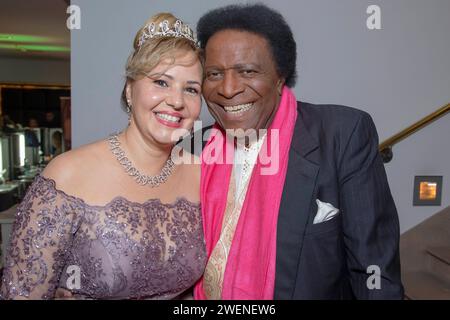 Sänger Roberto Blanco 80 und seine Frau Luzandra Strassburg kommen zum VIP Empfang des 13. Semperopernballes Dresden. *** Sänger Roberto Blanco 80 und seine Frau Luzandra Strassburg nehmen am VIP-Empfang des 13. Semperoper Balles Dresden Teil Stockfoto