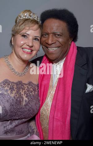 Sänger Roberto Blanco 80 und seine Frau Luzandra Strassburg kommen zum VIP Empfang des 13. Semperopernballes Dresden. *** Sänger Roberto Blanco 80 und seine Frau Luzandra Strassburg nehmen am VIP-Empfang des 13. Semperoper Balles Dresden Teil Stockfoto