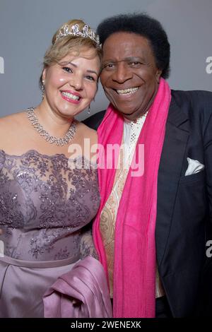 Sänger Roberto Blanco 80 und seine Frau Luzandra Strassburg kommen zum VIP Empfang des 13. Semperopernballes Dresden. *** Sänger Roberto Blanco 80 und seine Frau Luzandra Strassburg nehmen am VIP-Empfang des 13. Semperoper Balles Dresden Teil Stockfoto