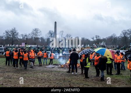 © Michael Bunel/Le Pictorium/MAXPPP - Fontainebleau 26/01/2024 Michael Bunel/Le Pictorium - 26/01/2024 - France/seine-et-Marne/Fontainebleau - Pres de 200 agriculteurs Occupent depuis 6 heures ce matin, le rond Point de l'Obelisque de Marie-Antoinette a Fontainebleau. 26. Januar 2024. Fontainebleau. Frankreich - Valeurs ACtuelles out, no jdd, jdd out, RUSSIA OUT, NO RUSSIA OUT, NO RUSSIA #norussia/26/01/2024 - France/seine-et-Marne/Fontainebleau - fast 200 Bauern besetzen heute Morgen den Kreisverkehr Obelisque de Marie-Antoinette in Fontainebleau. Januar 20 Stockfoto