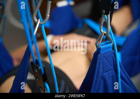 Nahaufnahme einer Frau auf Schlingentherapie Stockfoto