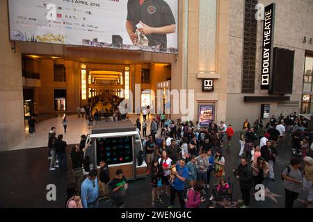 Menschenmassen und Entertainer verkleidet als Filmfiguren vor dem Dolby Theatre am Hollywood Boulevard in LA, Kalifornien, USA. Stockfoto