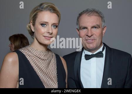 Vorstandsvorsitzender der Deutschen Lufthansa AG Carsten Spohr und seine Frau Vivian kommen zum VIP Empfang des 13. Semperopernballes Dresden. *** Vorstandsvorsitzender der Deutschen Lufthansa AG Carsten Spohr und seine Frau Vivian nehmen am VIP-Empfang des 13. Semperoper Balls Dresden Teil Stockfoto