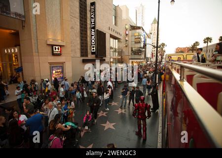 Menschenmassen und Entertainer verkleidet als Filmfiguren vor dem Dolby Theatre am Hollywood Boulevard in LA, Kalifornien, USA. Stockfoto