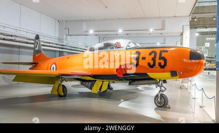 Vintage-Militärflugzeug mit orangefarbener Karosserie, ausgestellt im Italienischen Luftwaffenmuseum Stockfoto