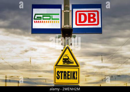 26. Januar 2024: GDL Gewerkschaft Deutscher Lokomotivführer und DB Deutsche Bahn Logo auf einer Tafel an einem Bahnhof mit einem Warnschild mit der Aufschrift Streik FOTOMONTAGE Stockfoto