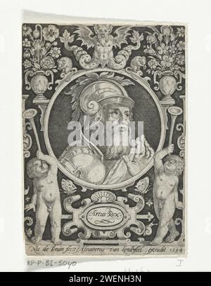 Porträt von König Artus im Medaillon im rechteckigen Rahmen mit Ornamenten, Nicolaes de Bruyn, 1594 Druck Porträt von König Artus mit Helm und Gurtzeug im Medaillon im rechteckigen Rahmen mit Ornamenten wie zwei Kindern, die auf einer Trompete blasen, und Vasen mit Blumen. Papierstich Arthur (einer der neun Wertsachen) Stockfoto