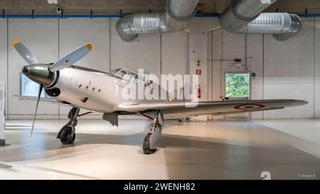 Im Hangar des Italienischen Luftwaffenmuseums wurde ein klassischer Militärturboprop ausgestellt Stockfoto