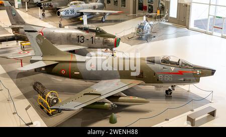 Ansicht einer Gruppe von alten militärischen Luftjägern, die im Hangar des Italienischen Luftwaffenmuseums ausgestellt sind Stockfoto