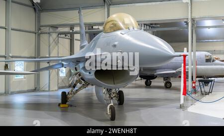 Vorderansicht eines alten Luftjets, ausgestellt im italienischen Luftwaffenmuseum Stockfoto