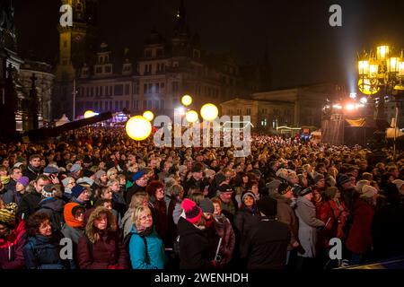 Tausende Dresdner Feiern trotz Regen auf dem Theaterplatz anläßlich des 13.Semperopernballes Dresden. *** Tausende Dresdener feiern auf dem Theaterplatz trotz des Regens anlässlich des 13. SemperOpernballs Dresden Stockfoto