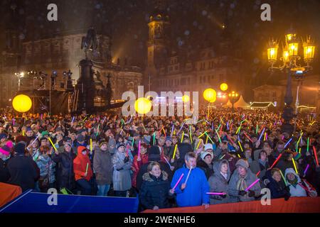 Tausende Dresdner Feiern trotz Regen auf dem Theaterplatz anläßlich des 13.Semperopernballes Dresden. *** Tausende Dresdener feiern auf dem Theaterplatz trotz des Regens anlässlich des 13. SemperOpernballs Dresden Stockfoto