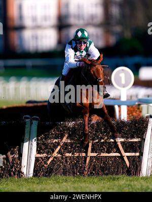 Georgi Girl wurde von Jockey Major Charlie O'Shea auf dem Weg zum Sieg der Queen Elizabeth the Queen Mother Amateur Jockeys' Handicap Hürdle auf dem Sandown Park Racecourse, Esher, geritten. Bilddatum: Freitag, 26. Januar 2024. Stockfoto