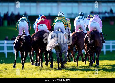 Läufer und Fahrer treten an der Handicap-Hürde von Queen Elizabeth the Queen Mother Amateur Jockeys auf der Sandown Park Racecourse in Esher an. Bilddatum: Freitag, 26. Januar 2024. Stockfoto