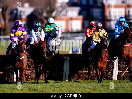 Läufer und Fahrer treten an der Handicap-Hürde von Queen Elizabeth the Queen Mother Amateur Jockeys auf der Sandown Park Racecourse in Esher an. Bilddatum: Freitag, 26. Januar 2024. Stockfoto