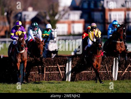 Läufer und Fahrer treten an der Handicap-Hürde von Queen Elizabeth the Queen Mother Amateur Jockeys auf der Sandown Park Racecourse in Esher an. Bilddatum: Freitag, 26. Januar 2024. Stockfoto