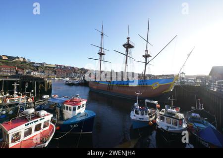 Eine Nachbildung von Captain James Cooks HMS Endeavour, die in Whitby Harbour, Yorkshire, verankert ist. Bilddatum: Freitag, 26. Januar 2024. Stockfoto