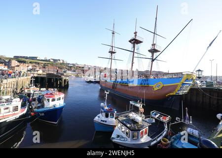 Eine Nachbildung von Captain James Cooks HMS Endeavour, die in Whitby Harbour, Yorkshire, verankert ist. Bilddatum: Freitag, 26. Januar 2024. Stockfoto