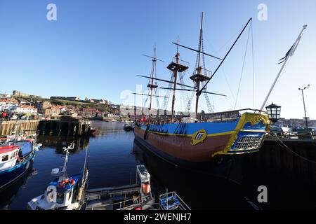 Eine Nachbildung von Captain James Cooks HMS Endeavour, die in Whitby Harbour, Yorkshire, verankert ist. Bilddatum: Freitag, 26. Januar 2024. Stockfoto