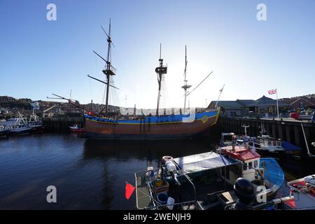 Eine Nachbildung von Captain James Cooks HMS Endeavour, die in Whitby Harbour, Yorkshire, verankert ist. Bilddatum: Freitag, 26. Januar 2024. Stockfoto